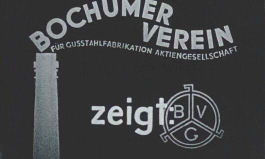 Zwart-wit afbeelding met de tekst “Bochumer Verein für Gussstahlfabrikation Aktiengesellschaft zeigt” en een rond BVG-logo naast een schoorsteensilhouet.